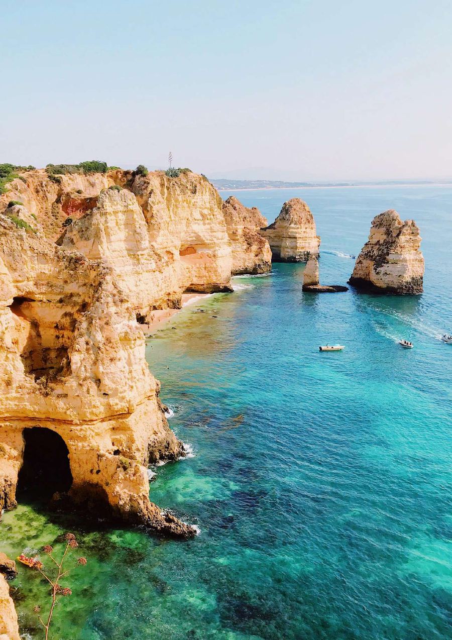 Acantilados dorados y aguas turquesas del Algarve, Portugal